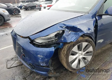 2023 Tesla Model Y Awd/Long Range Dual Motor All-Wheel Drive z USA, uszkodzony, nr VIN 7SAYGAEE3PF666552